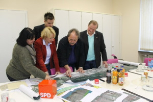 Verkehrssituation in Sulzbach wird erläutert (V.l.n.r.) Kirstin Reis, Daniel Schmitt, Volker Zahn, und Fritz Weber