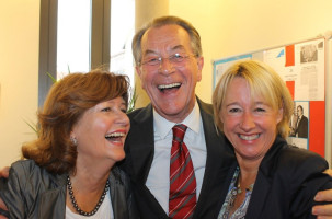 Franz Müntefering mit Anne Zahn,links, und Martina Fehlner,rechts