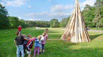 Die jüngsten Besucher entzünden das Feuer