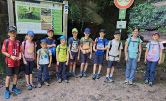 Unsere Ferienkinder vor dem Eingang der Seltenbachschlucht