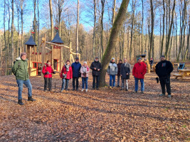 M. Wetzelsberger stellt den Abenteuerspielplatz im Wald vor