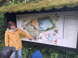 Frau Michael erklärt das Gebiet des Naturerlebnisgarten