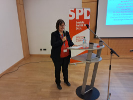 Die Vorsitzende des Ortsvereins Andrea Schreck begrüßt die Besucher und den Autor Eberhard Schellenberger in der Sulzbacher Braunwarthsmühle