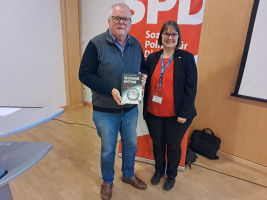 Der Autor und Referent Eberhard Schellenberger mit der OV-Vorsitzenden Andrea Schreck