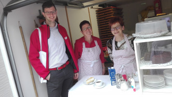 Besuch am Kuchenbuffet von Samuel Herrmann, dem Landtagskandidaten vom Nachbar-OV mit Edeltraud und Brigitte