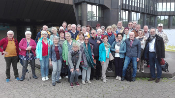 Gruppenbild vor dem Essener Rathaus mit unserem Gastgeber, rechts 1. Reihe