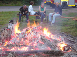 Gemütlich am Feuer sitzen