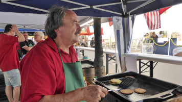 Volker war für die SPD-Burger und die Kartoffelpuffer zuständig