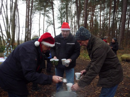 Der Glühwein wird verteilt