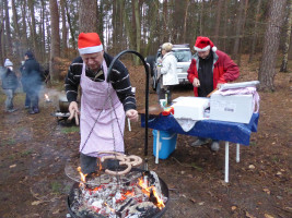 Ganz schön heiß am Holzkohlengrill und jetzt nichts anbrennen lassen!