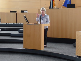 Frau Zimmermann stellt uns das Landtagsgebäude vor