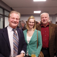 Werner Baur und Fritz Weber mit der Retzstadter Weinprinzessin