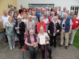 Unsere Besucher vor dem "Tivoli", Garteneingang