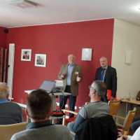 Werner Baur begrüßt die Besucher und stellt den Referenten RA Werner Nied vor.