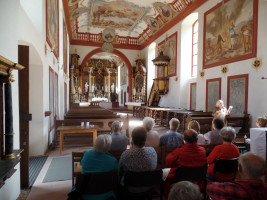 Frau Marga Hartig stellt uns die Klosterkirche St. Sebastian vor.