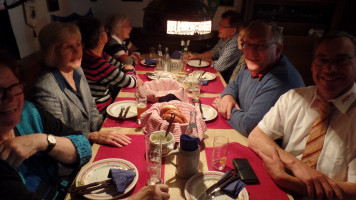 Die Brotzeit und das Bier schmecken