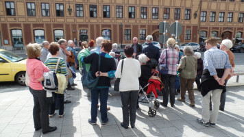 Vor dem Fugger-Stadtschloss