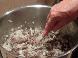 Dann die Zwiebelwürfel mit anschwitzen und dann scharfen und milden Paprika dazugeben.