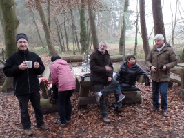 Der erste Glühwein schmeckt.