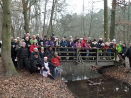 Das obligatorische Gruppenbild, die Brücke hält.