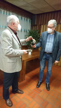 Werner Baur (links) gratuliert Klaus-Dieter Naun (rechts) nachträglich zu seinem 70. Geburtstag
