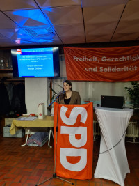 Die Vorsitzende der BayernSPD, Ronja Endres, hält die Festrede