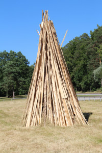 Unser Holzstapel, aufgestellt bereits einen Tag vorher und Danke an Adolf für den "Unterbau"