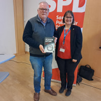 Autor und Referent Eberhard Schellenberger mit Andrea Schreck