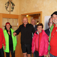 Die Radlergruppe mit Bernd Rützel trifft im "Engel" ein.