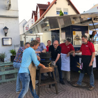 BGM Martin Stock zapft das erste Fass der Sulzbacher Kerb an.