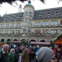 Weihnachtsmarkt auf dem Rathausplatz